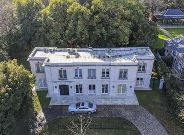 Casa · 300m² · 6 Ambientes · Señorial Casa de Dos Plantas en Venta en El Golf Club Argentino con Vista a La Cancha de Golf.