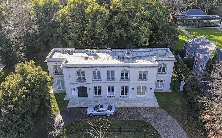 Casa · 300m² · 6 Ambientes