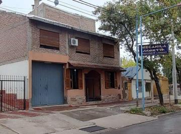 Casa · 186m² · 5 Ambientes · 1 Cochera · Vendo Casa con Galpon Taller. Godoy Cruz