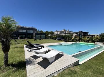 Casa · 198m² · 4 Ambientes · 2 Cocheras · Casa en Venta de 4 Ambientes con Jardín y Pileta en Chacras de La Reserva, Campana