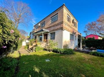 Casa · 270m² · 5 Ambientes · 2 Cocheras · Casa en Venta de 4 Dorm., Jardin y Pileta en El Bajo de San Isidro