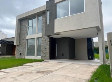 Casa de 5 ambientes, Rodeo del Medio · Casa en Venta en Barrio Cortaderas