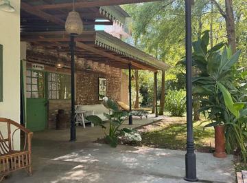 Casa de 10 ambientes, Chivilcoy · Estilo, Historia y Verde. - Propiedad en La Rica, Chivilcoy.