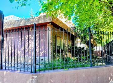 Casa · 159m² · 7 Ambientes · 3 Cocheras · Excelente Casa Esquina en Venta en Calle Peru