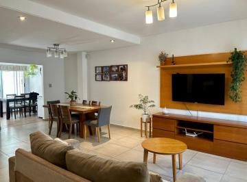 Casa · 100m² · 4 Ambientes · 1 Cochera · Venta Triplex 4 Ambientes con Cochera