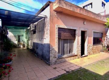 Casa · 244m² · 4 Ambientes · Casa de Pasillo 2 Dorm. Venta - Barrio Lisandro de La Torre