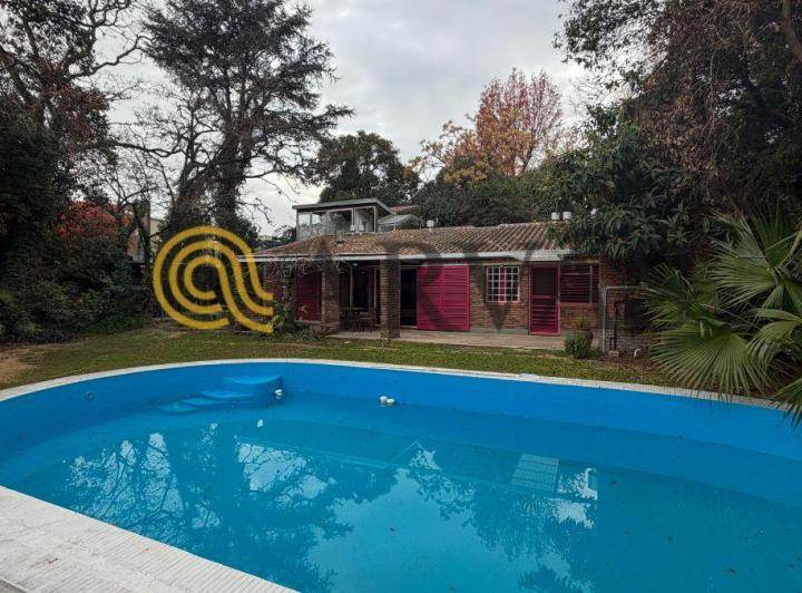 Casa · 220m² · 5 Ambientes · 2 Cocheras