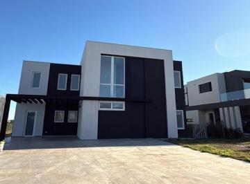 Quinta vacacional · 179m² · 5 Ambientes · Casa 5 Ambientes a La Laguna con Una Vista Unica!