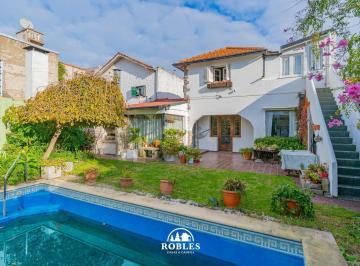 Casa · 219m² · 4 Ambientes · 1 Cochera · Chalet en Excelente Ubicacion del Barrio Playa Grande
