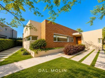 Casa · 157m² · 4 Ambientes · 6 Cocheras · Alquiler 24 Meses | Casa en Arenas del Sur | 4 Ambientes | Parque y Piscina | 3 Habitaciones