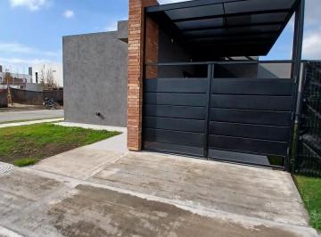Casa · 17m² · 4 Ambientes · 2 Cocheras · Casa Dos Dorm. en Colinas de Manantiales, a Estrenar!
