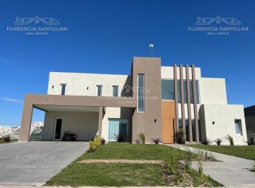 Casa · 214m² · 5 Ambientes · 1 Cochera · Casa de 5 Ambientes con Cochera en Venta en Canning, Ezeiza, G. B. a. Zona Sur