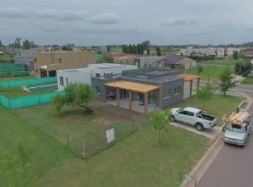 Casa · 137m² · 4 Ambientes · 2 Cocheras · Casa Chalet en Venta en San Ramón, Pilar del Este, G. B. a. Zona Norte