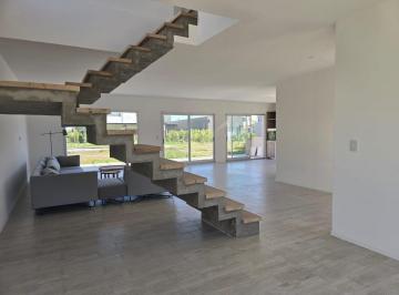 Casa · 260m² · 5 Ambientes · 1 Cochera · Casa en Venta en Carpinchos, Nordelta, Tigre