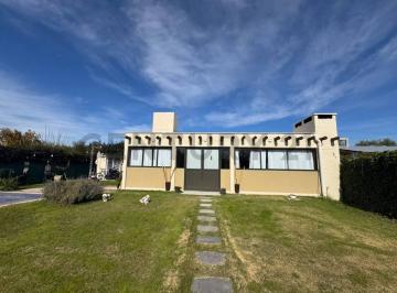Casa · 146m² · 4 Ambientes · 2 Cocheras · Century 21 Vende Casa en Perdriel, Lujan de Cuyo