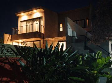 Casa · 300m² · 5 Ambientes · 1 Cochera · Casa de Dos Pisos Hecha a Nuevo 5 Amb 300 m² 500 m² Lote. Parque Pileta