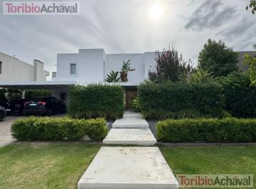 Casa · 252m² · 7 Ambientes · 6 Cocheras · Casa Al Agua, de 7 Ambientes, Alquiler en Barbarita