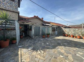 Casa · 330m² · 7 Ambientes · 3 Cocheras · Casa Para 2 Familias en Venta Lanus Cochera Jardin
