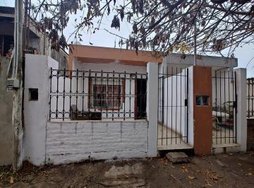 Casa · 134m² · 4 Dormitorios · Casa y Dos Departamentos en Venta en G. Catan