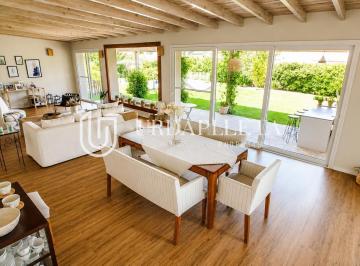 Casa · 249m² · 5 Ambientes · 3 Cocheras · Casa en Estancias del Pilar