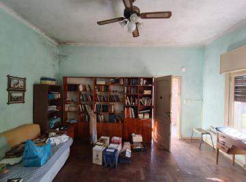 Casa · 107m² · 3 Ambientes · 1 Cochera · Casa Mas Lote Lindero Sobre Ada. C. Uruguayo Buena Zona