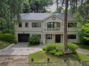 Casa de 5 ambientes, Cariló · Casa de 1200 m² con 4 Dorm. en Venta en Cariló - con Piscina - Barrio Constancia