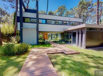 Casa de 6 ambientes, Cariló · Casa en Venta Estilo Moderno de 6 Amnientes, Excelente Ubicación con Piscina, Cariló