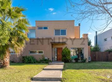 Casa · 182m² · 5 Ambientes · 2 Cocheras · Casa en Venta en El Cantón Norte - 5 Amb con Pileta