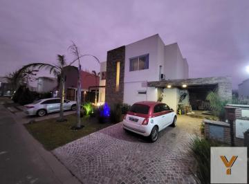 Casa · 336m² · 6 Ambientes · Casa en Venta - 5 Dorm. 3 Baños - Pilar