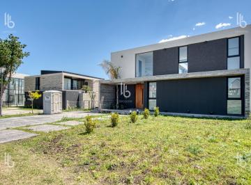 Casa · 290m² · 5 Ambientes · 2 Cocheras · Casa - Rumenco