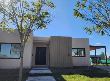 Casa · 122m² · 4 Ambientes · 3 Cocheras · Espectacular Propiedad en Alquiler en San Ramon | Vco Propiedades
