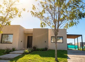 Casa · 122m² · 4 Ambientes · 3 Cocheras · Espectacular Propiedad en Alquiler en San Ramon | Vco Propiedades