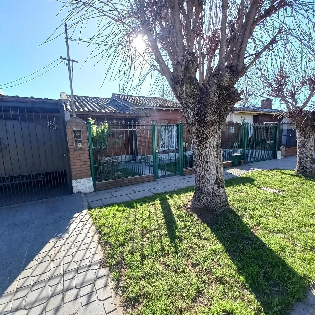 Carola Lorenzini E/avenida Longchamps y Gobernador Arias