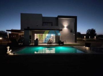 Casa · 221m² · 5 Ambientes · 2 Cocheras · Casa en Alquiler en San Sebastian - Area 9 San Sebastian, Escobar