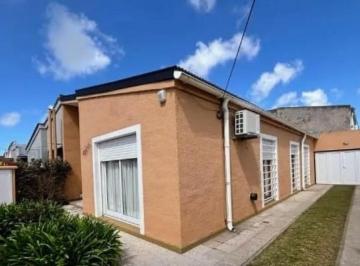 Casa · 90m² · 4 Ambientes · Casa en Venta - 3 Dorm. 1 Baño - Necochea