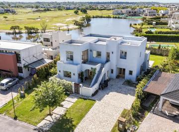 Casa · 300m² · 6 Ambientes · 6 Cocheras · Casa Mediterranea a Estrenar en El Canton Golf Escobar