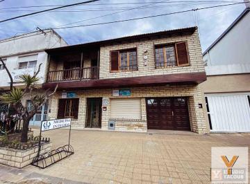 Edificio · 394m² · 17 Ambientes · 2 Cocheras · Edificio Comercial en Venta - 7 Consultorios 3 Dorm. 7 Baños - 428 m² - Berisso