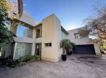 Casa · 440m² · 5 Ambientes · 2 Cocheras · Casa Moderna en Venta en Lomas de San Isidro Zona Jockey Club, Preinstalación Ascensor