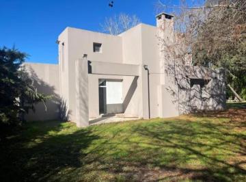 Casa · 150m² · 4 Ambientes · 4 Cocheras · Casa en Venta - 2 Dorm. 2 Baños - Santa Brigida