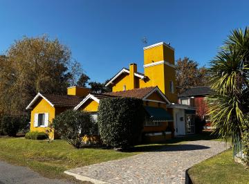 Acceso 1 · Hermosa Casa en Dos Terrenos con Pileta y Gran Jardín. 3 Dorm.