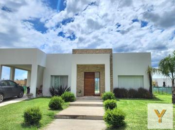 Casa · 161m² · 4 Ambientes · Casa en Venta - 3 Dorm. 1 Baño - 900 m² - Ezeiza