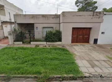 Casa · 220m² · 4 Ambientes · Casa en Venta - 3 Dorm. 1 Baño - Castelar
