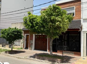 Casa de 5 ambientes, Tres de Febrero · Hermosa Casa Cerca de La Estacion de Ciudadela
