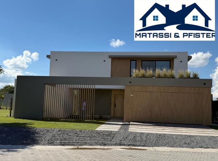 Casa · 427m² · 5 Ambientes · 4 Cocheras