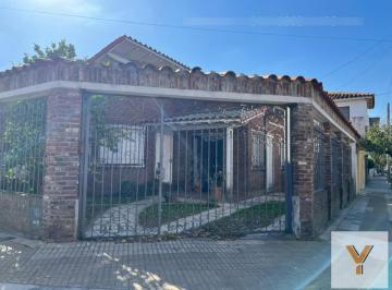 Casa · 178m² · 4 Ambientes · 2 Cocheras · Casa en Venta - 2 Dorm. 3 Baños - Cochera - 200 m² - Berazategui
