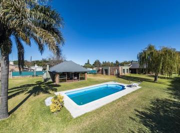 Casa · 400m² · 8 Ambientes · 4 Cocheras · Vendo Casa de Categoría + Quincho + Pileta + Canchas Deportivas + Gran Lote. Ideal Vivienda o Empren