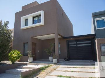 Casa · 180m² · 4 Ambientes · 2 Cocheras · Casa 3 Dorm en Solares de Manantiales