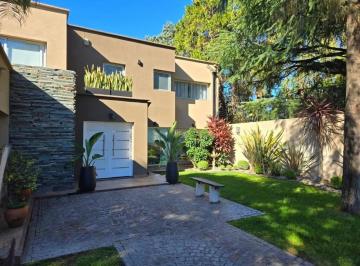 Casa · 380m² · 5 Ambientes · 3 Cocheras · Casa en Venta - 4 Dorm. 2 Baños - Esteban Echeverría