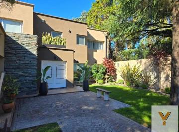 Casa · 380m² · 5 Ambientes · 3 Cocheras · Casa en Venta - 4 Dorm. 2 Baños - Esteban Echeverría