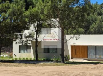 Casa · 225m² · 5 Ambientes · 2 Cocheras · Casa en Venta en Pinamar. Barrio Pioneros. Equipada y Amoblada